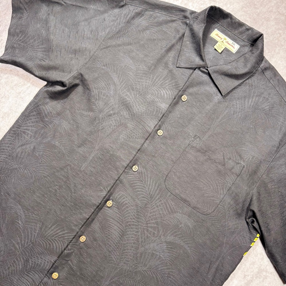Tommy Bahama Mens Small Black 100% Silk Palm Tree Graphic Back Camp Shirt